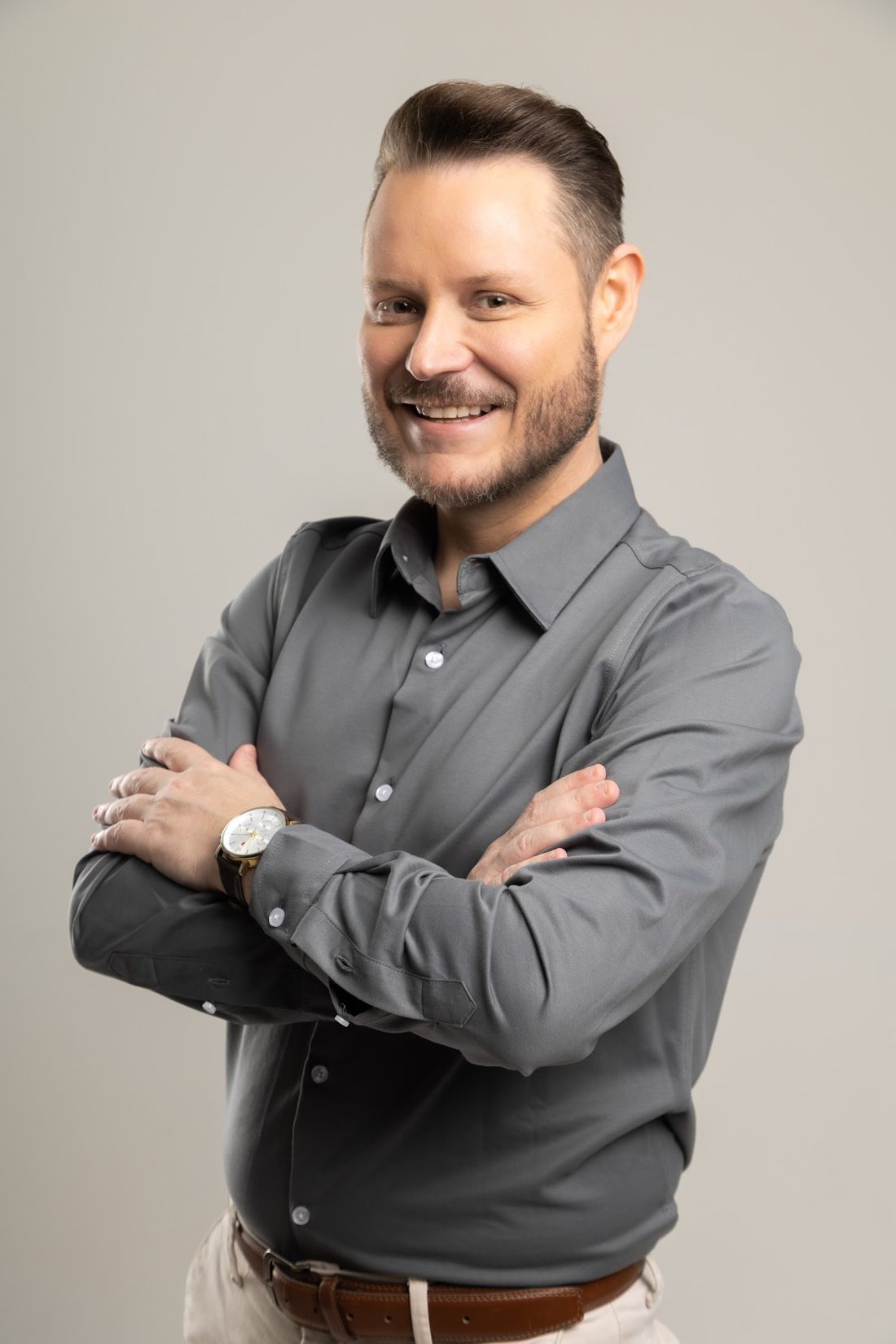 Dr. Marcelo Carvalho de braços cruzados, camisa cinza